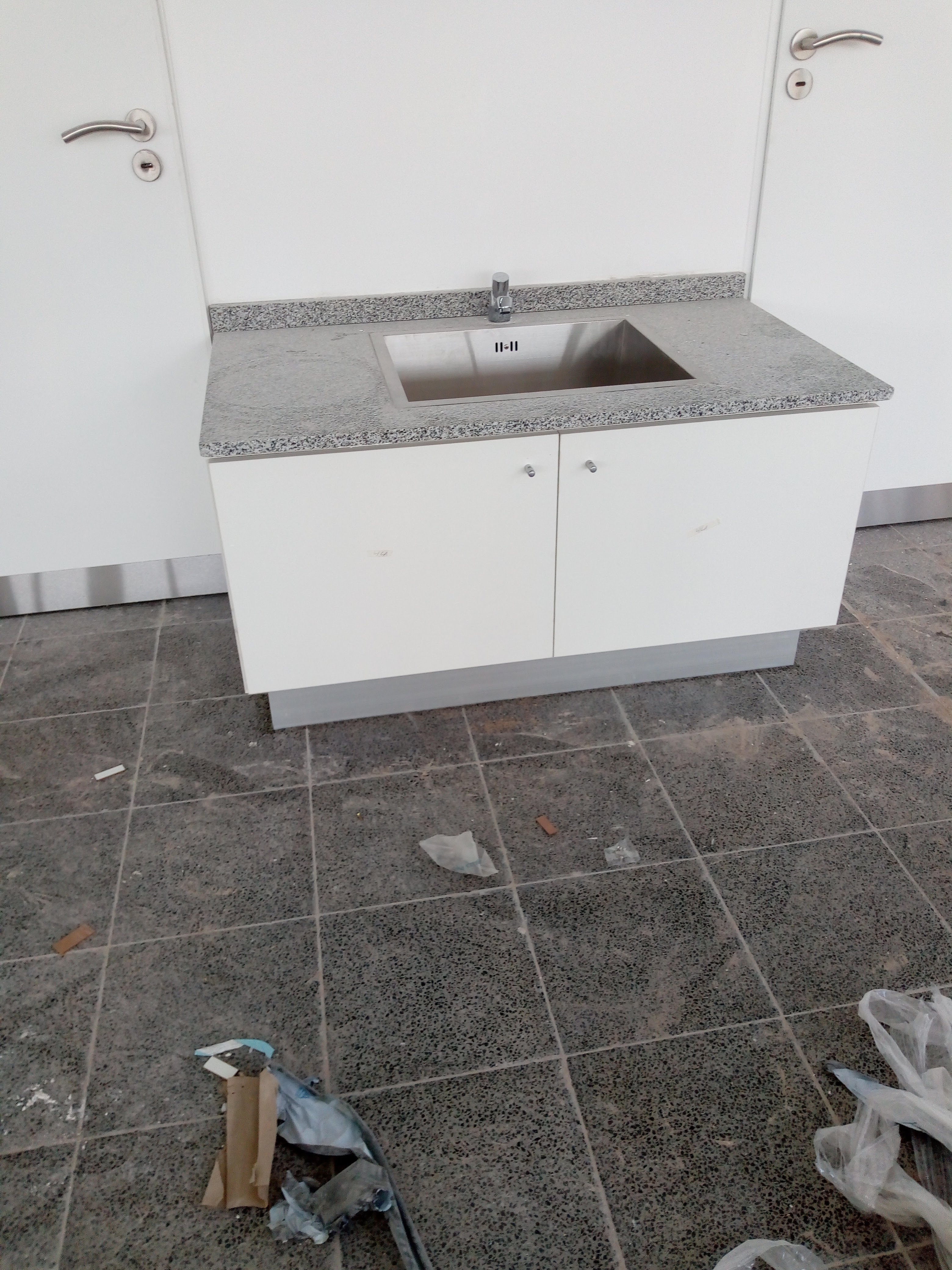 mesada con bacha y cajonera