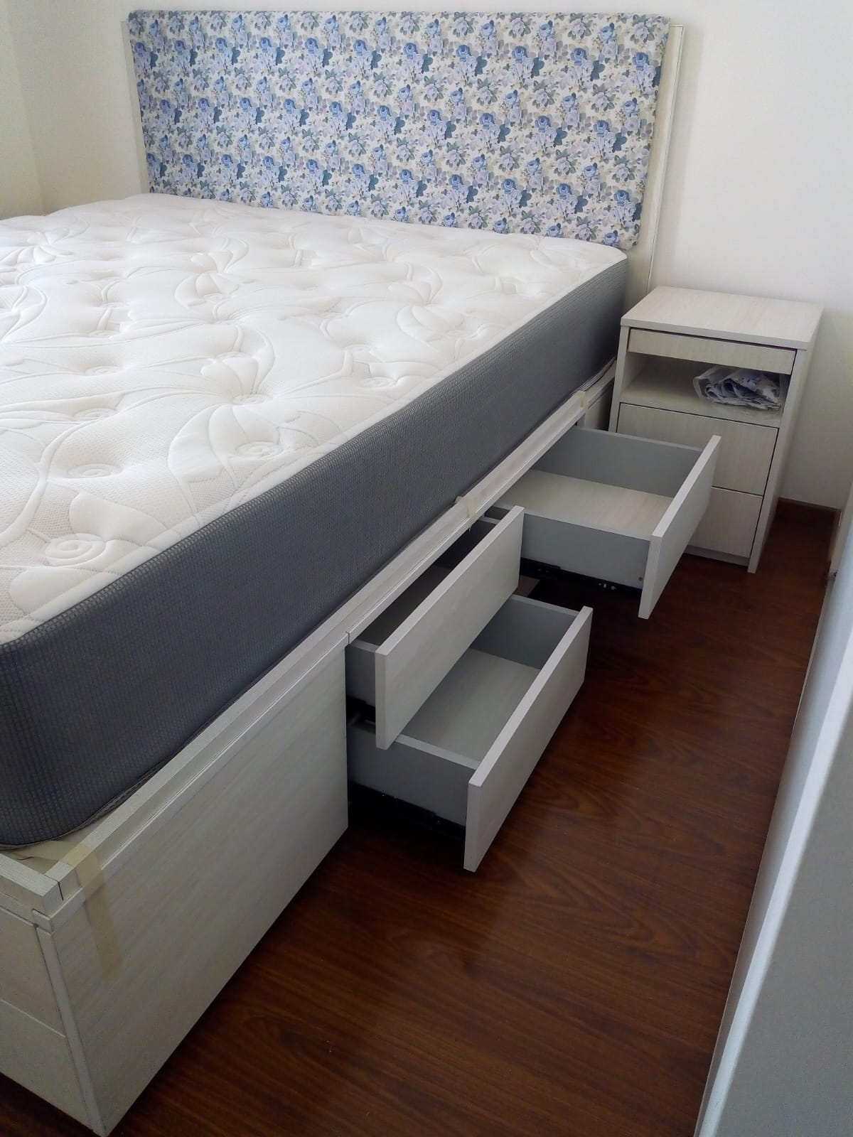 mesita de luz y base para colchón con almacenamiento